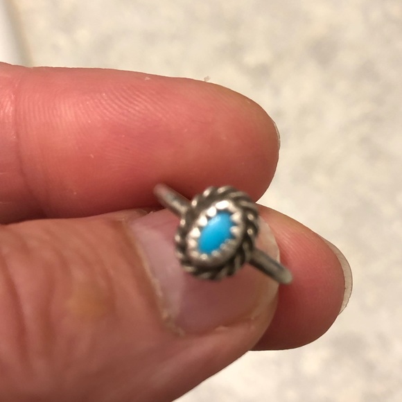 Petite Vintage turquoise and sterling ring - Picture 3 of 6